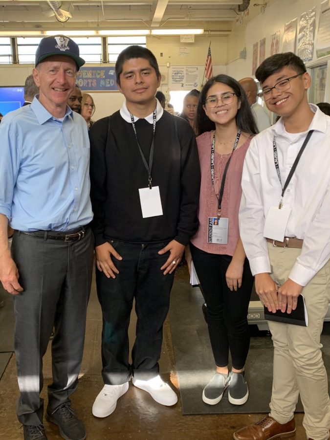 Superintendent Austin Beutner with student journalists Saul Vega, Valeria Luquin and Mhar Tenorio. (l