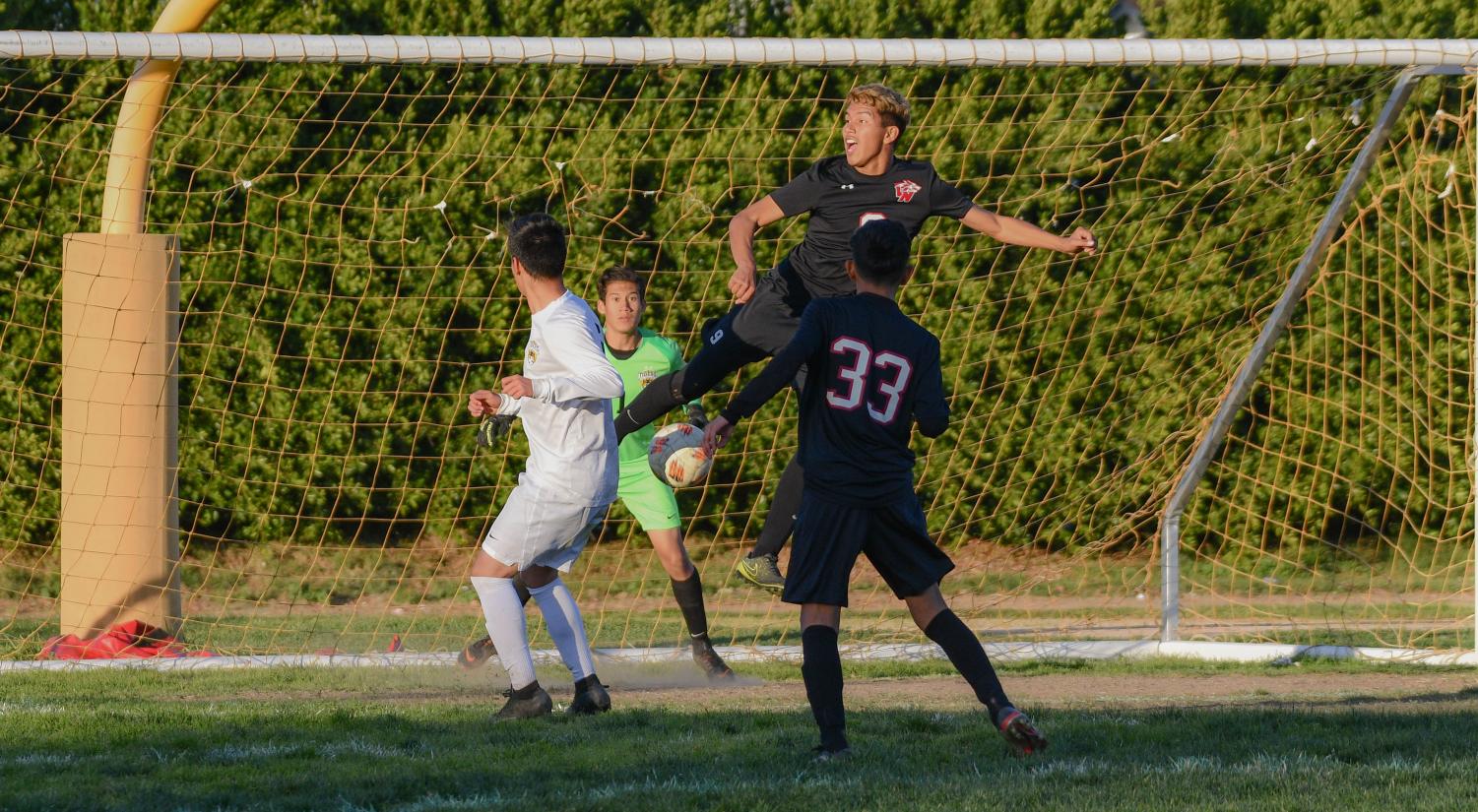 Boys Soccer Ties With San Fernando Tigers