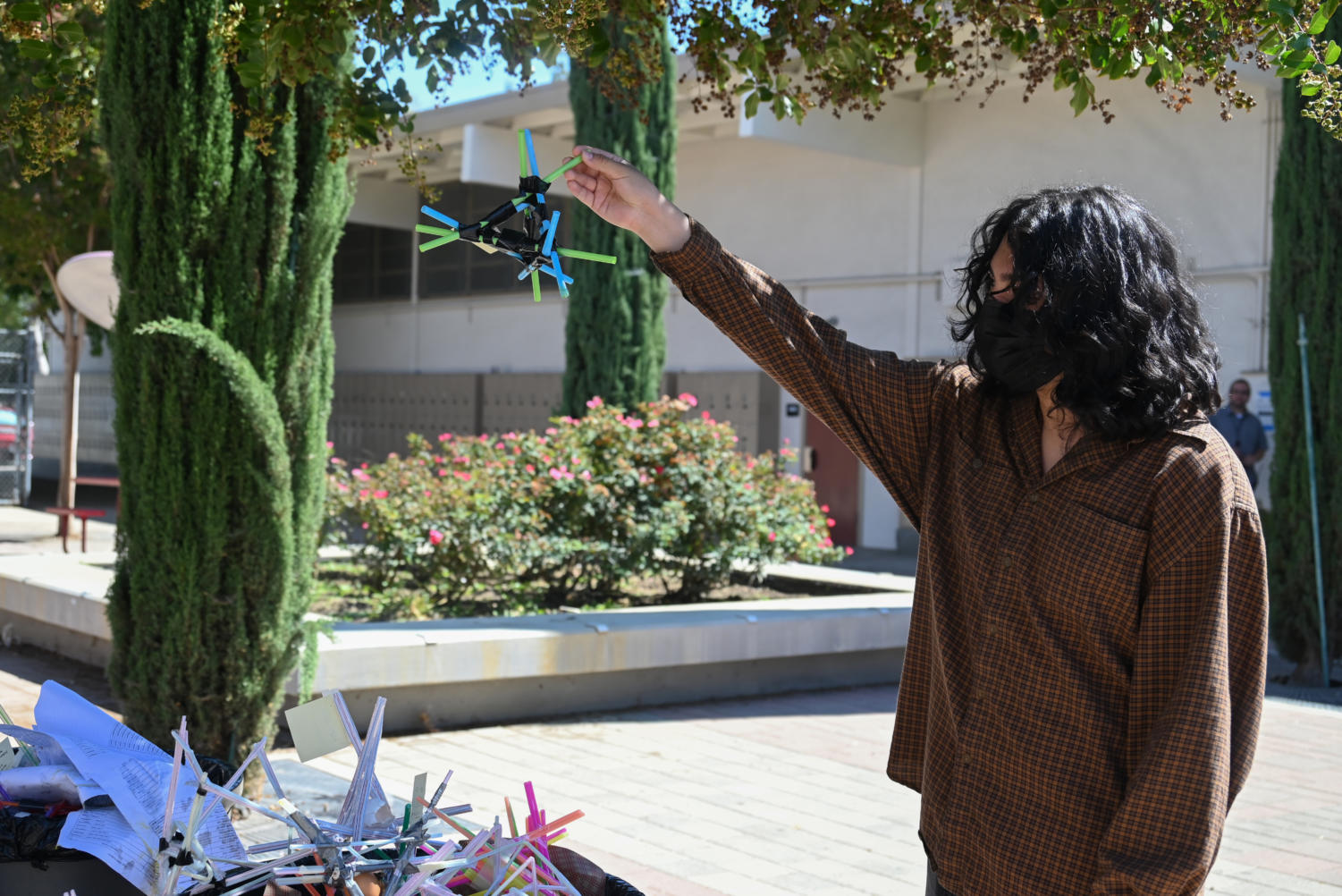 Challenging gravity with the iconic egg test