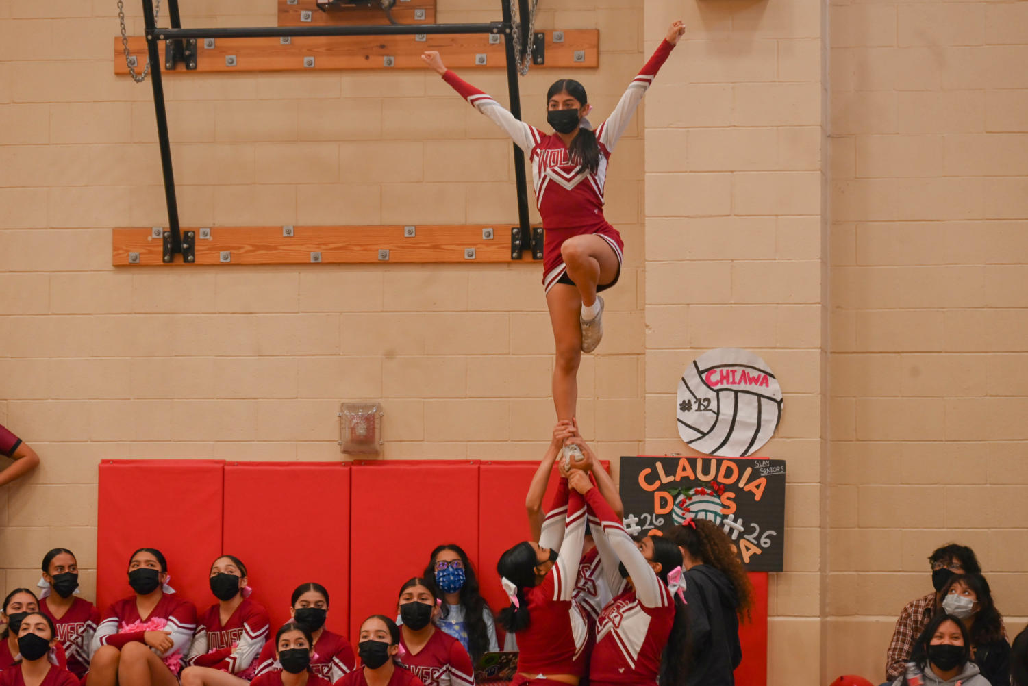 VOLLEYBALL | The team sends off the seniors with a victory in their final home game