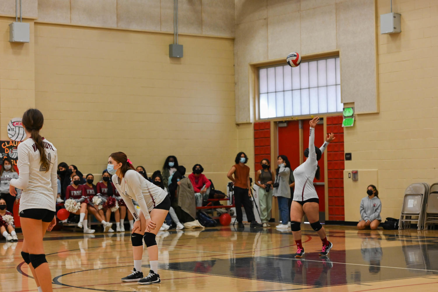 VOLLEYBALL | The team sends off the seniors with a victory in their final home game