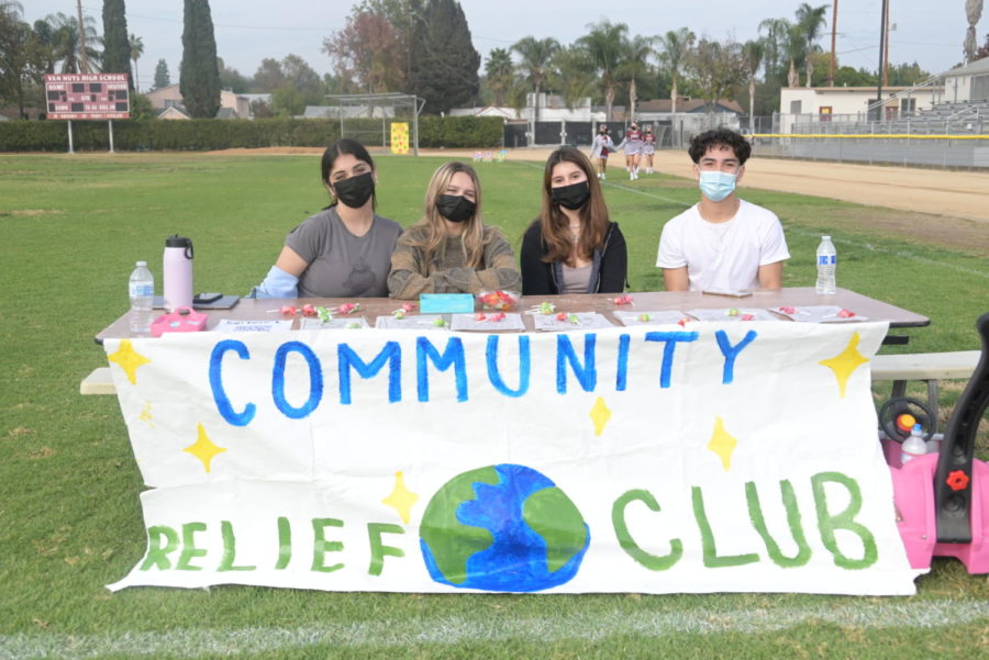 Clubs and extracurricular classes set up different activities and gave treats to attract freshmen, such as Community Relief Club giving away lollipops and coloring pages after joining their club. 
