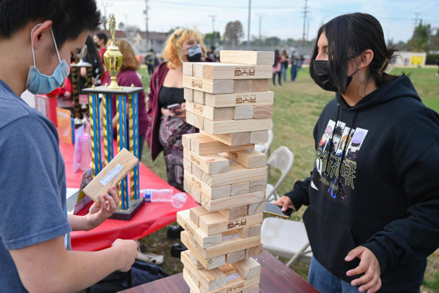 Giant Jenga and other activities such as cup pong, jump rope, and soccer are set up by ASB for the freshmen to enjoy with their friends. 
