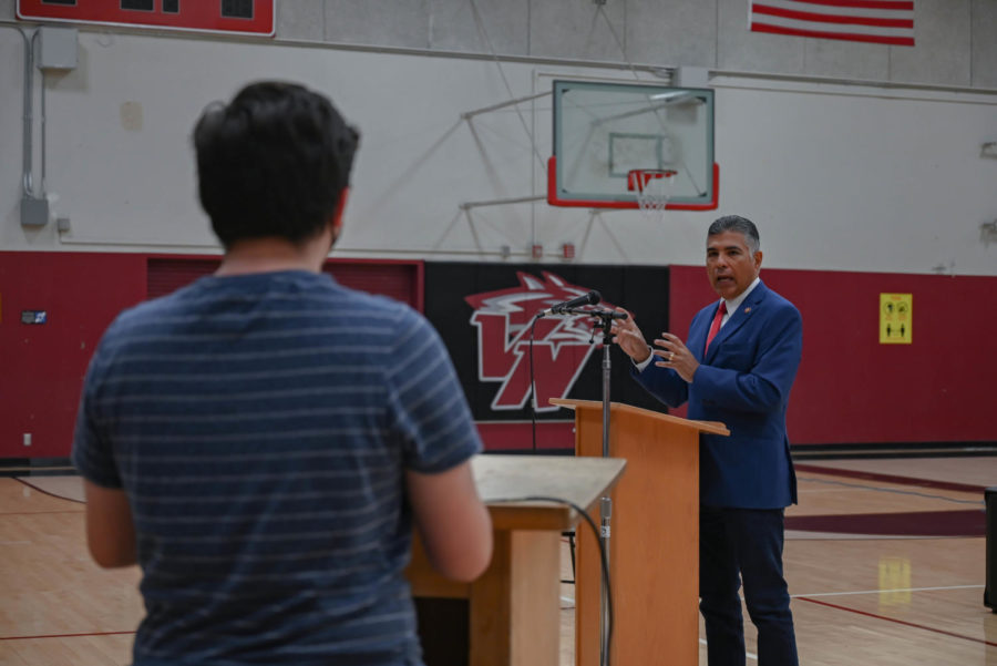 POLITICS | Congressman Tony Cardenas speaks to economic and government students