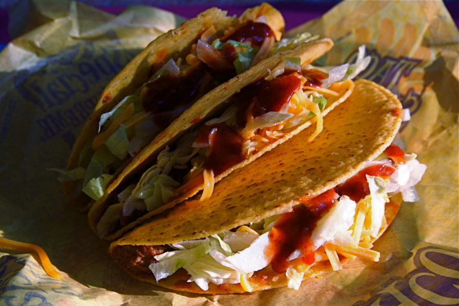 A+Taco+Bell+hard-shell+%E2%80%9CCrunchy+Taco%E2%80%9D+with+ground+beef%2C+lettuce+and+cheddar+cheese.+