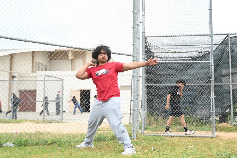 HEAVE HO Kaisher Barbaran practices
releasing the shot put on the school’s
practice field. Athletes, part of the
track and field team, hurl a 16-pound
metal ball as far as they can.