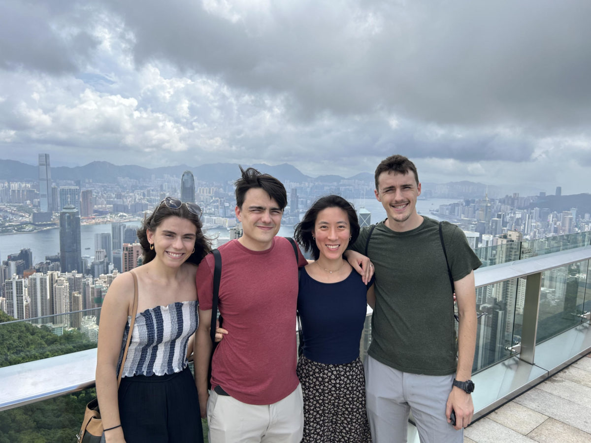 Desde la terraza del cielo del rascacielos más alto de Hong Kong. De izquierda a derecha: Laura Rabago (hermana del Sr. Rabago), Adam Rabago (hermano del Sr. Rabago), Peiyu Rabago (esposa de Adam) y el Sr. Rabago.