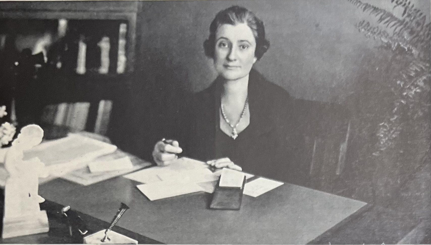 En este Mes de la Historia de la Mujer, Donna Hubbard destaca como la antigua directora del colegio, madura, sabia y compasiva. 