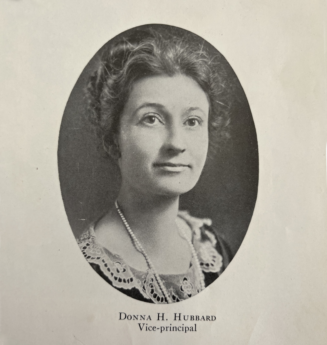 Donna Hubbard fue la primera directora femenina del preparatoria de Van Nuys High School. Se unió a la facultad como profesora de español en 1920 y  continuó trabajando su camino hasta convertirse en la vicedirectora de las estudiantes femeninas en 1924, antes de ser la directora de toda la escuela en 1935. Aquí es la vicedirectora de las chicas en 1929.