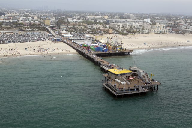 The Santa Monica Beach and Pier has great attractions for everyone, whether you prefer games, food or studying the coastal wildlife. 