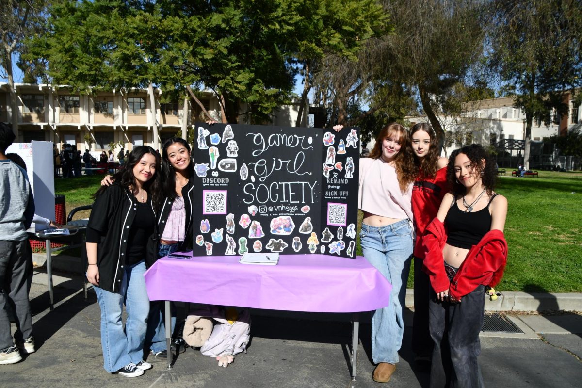 Arleen Estrada, Eva Tanguay, Breanna Schnider, Ceanna Feliciano, and Eva Vega posing with their club gamer girl society 