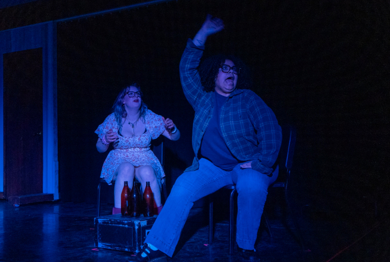 La clase avanzada de teatro del instituto presenta "Almost, Maine", una mezcla de nostalgia e innovación en la que los estudiantes dirigen y actúan en una producción que destaca la creatividad y la conexión