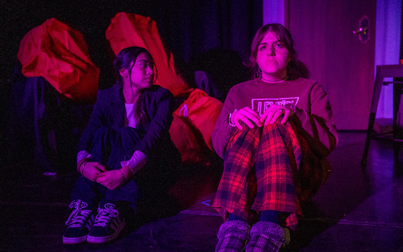 La clase avanzada de teatro del instituto presenta "Almost, Maine", una mezcla de nostalgia e innovación en la que los estudiantes dirigen y actúan en una producción que destaca la creatividad y la conexión