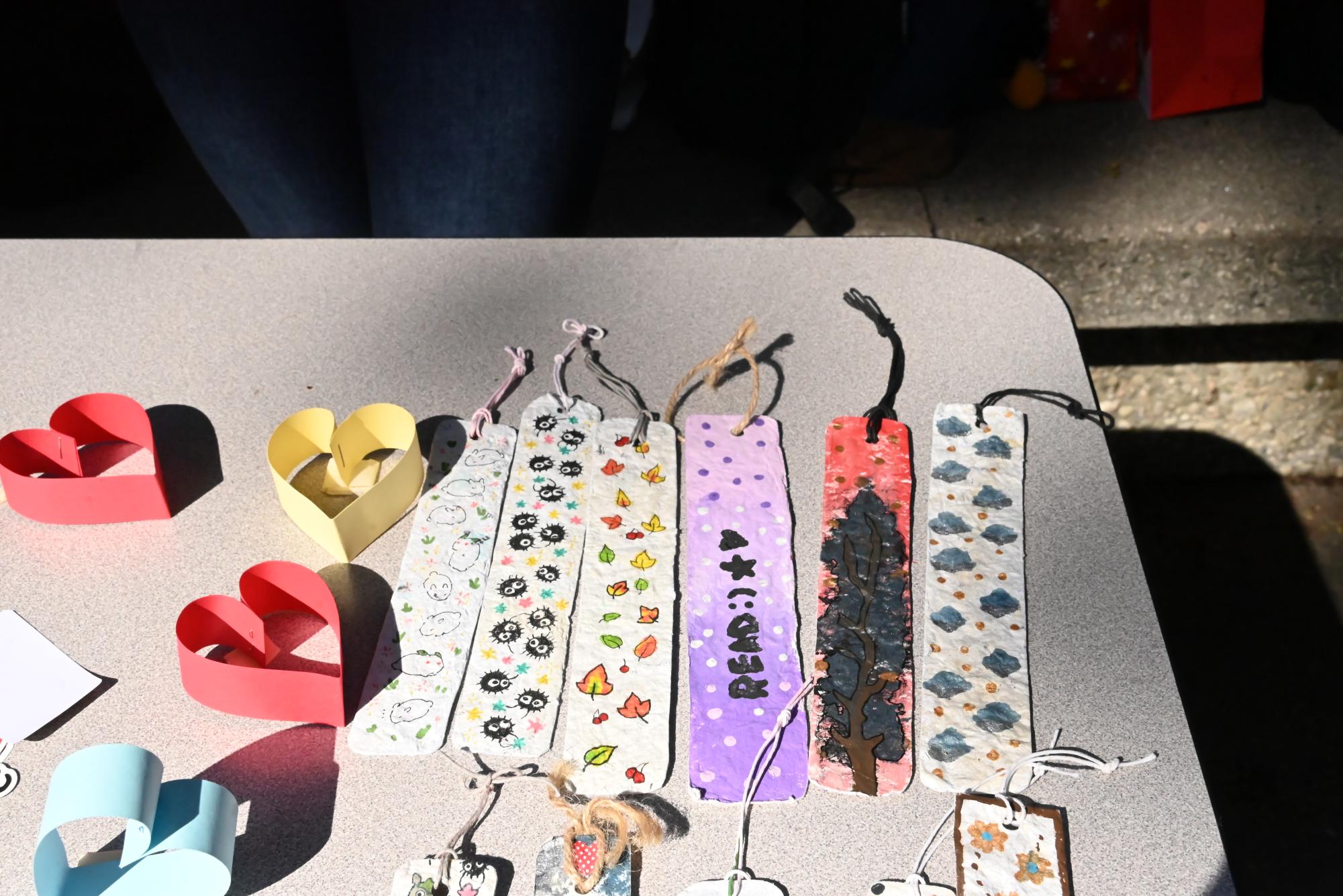 The Hearts Day Festival created a lively atmosphere with festive booths, music, and an array of gifts and treats, offering students a delightful Valentine’s Day experience.