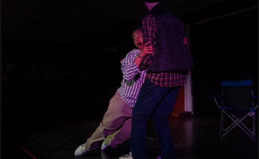 La clase avanzada de teatro del instituto presenta "Almost, Maine", una mezcla de nostalgia e innovación en la que los estudiantes dirigen y actúan en una producción que destaca la creatividad y la conexión