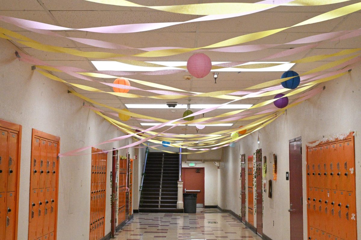 Bringing in the heat! Juniors decorate the 200s building with balloons to represent the summer.