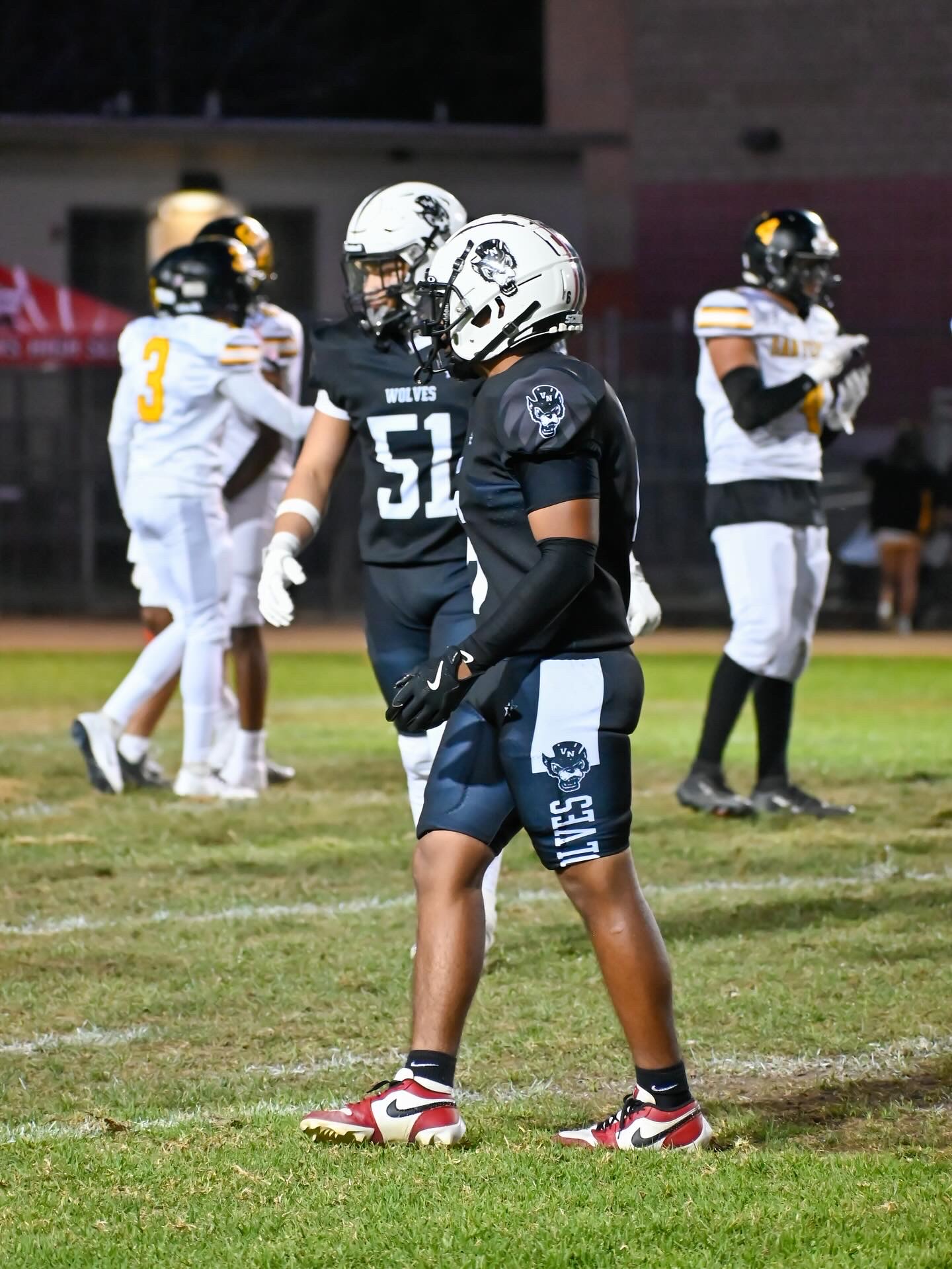 The Wolves football team defeated the San Fernando Tigers 32-6 at a home game, led by quarterback Carlos Herrera with three rushing touchdowns and standout plays.