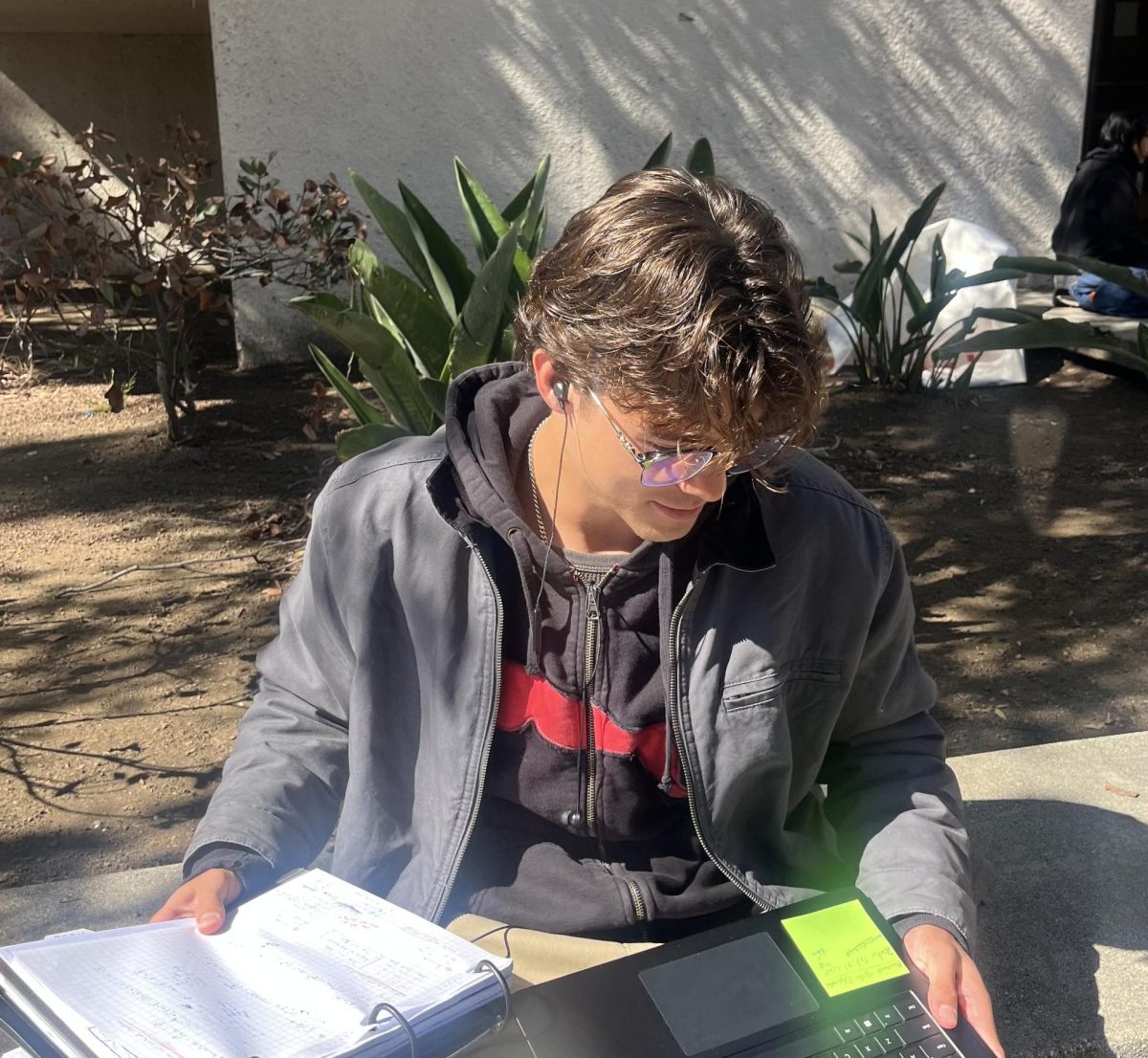 Senior Diego Serrano enjoys studying in the sun, whether it's on a bench or the concrete. THE MIRROR | MALIA THOMAS